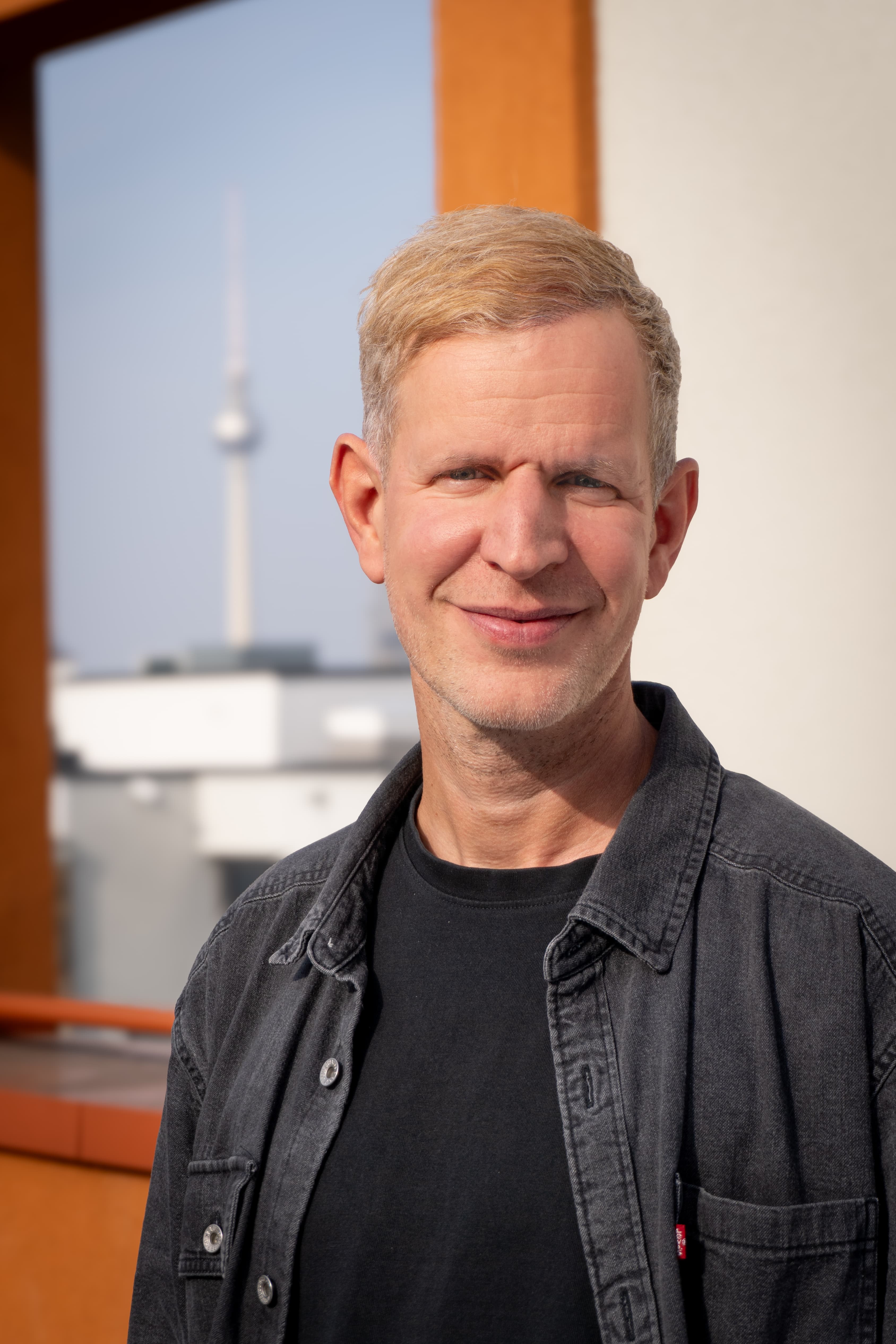 Portrait of Stefan Müller-Dürholt at Turbine Kreuzberg's headquarters with the Berlin TV tower in the background